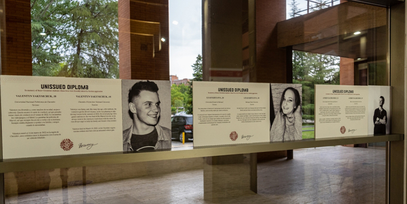 Dieciocho fotografías de universitarios de Ucrania protagonizan la exposición “Unissiued diplomas” en el vestíbulo del Edificio de Estudiantes UCM